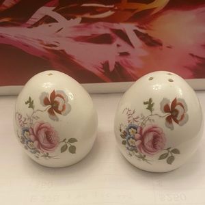Vintage  Fine Bone China Salt & Pepper Shakers
Sandford/ Made in England
